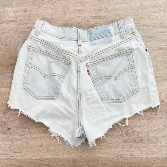 Vintage Levi’s Denim Shorts - Picture 2 of 7